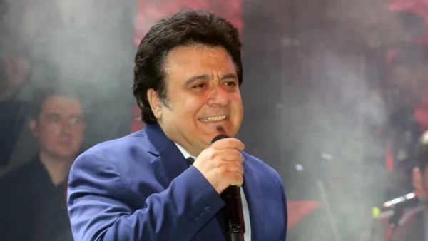 Ατύχημα για τον Βασίλη Τερλέγκα - Έπεσε από τη σκηνή που τραγουδούσε (Βίντεο)