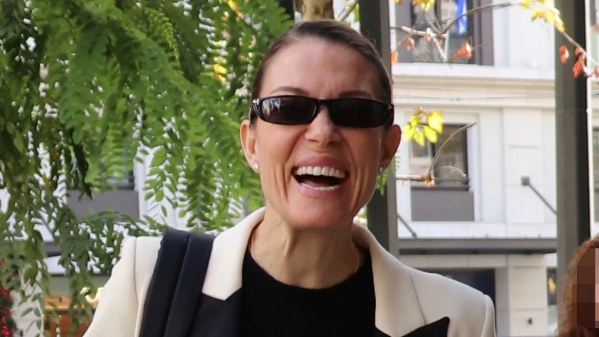 Βίκυ Καγιά: Οι βουτιές στην πισίνα και οι πόζες - Ονειρικές διακοπές με τον Ηλία Κρασσά και τα παιδιά τους