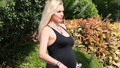 Βίκυ Κάβουρα: Ποζάρει δύο εβδομάδες από τον τοκετό της - Έτσι είναι το σώμα της με κολάν και κροπ τοπ