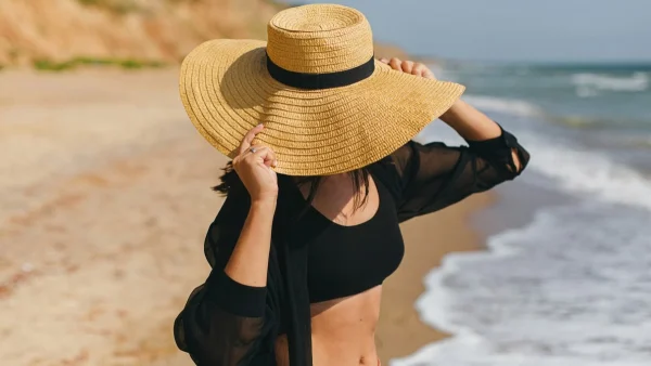 Τι επιλέγει μια Γαλλίδα influencer να φορέσει στη Σαντορίνη - 10 fashion items που έβαλε στη βαλίτσα της