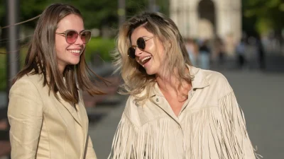 Αυτή η ρετρό τσάντα βάζει στο περιθώριο την oversized tote