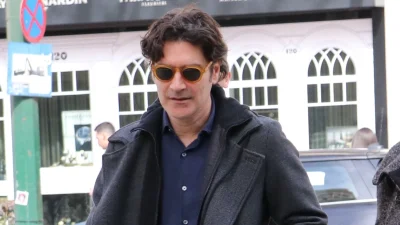 Χριστόφορος Παπακαλιάτης: Σπάνια φωτογραφία αγκαλιά με τον πατέρα του και τον αδερφό του στην Σαντορίνη