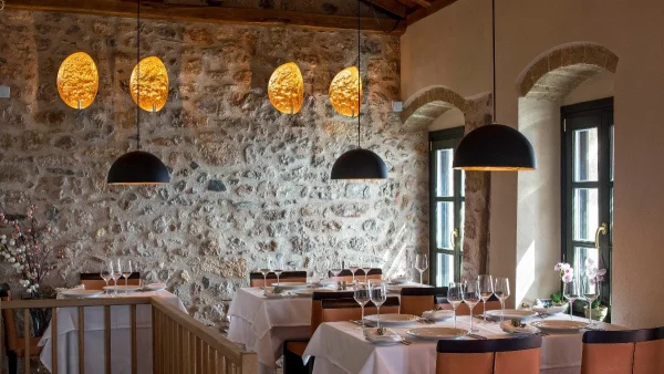 Chrisovoulo Restaurant & Bar: Το εστιατόριο στη Μονεμβασιά που μας μυεί στις νοστιμιές της λακωνικής γης
