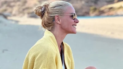 Ζέτα Μακρυπούλια - Υποδέχεται το καλοκαίρι στην Κύθνο και εύχεται: «Καλές βουτιές και καλά ταξίδια!»