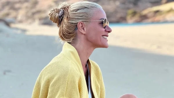 Ζέτα Μακρυπούλια - Υποδέχεται το καλοκαίρι στην Κύθνο και εύχεται: «Καλές βουτιές και καλά ταξίδια!»