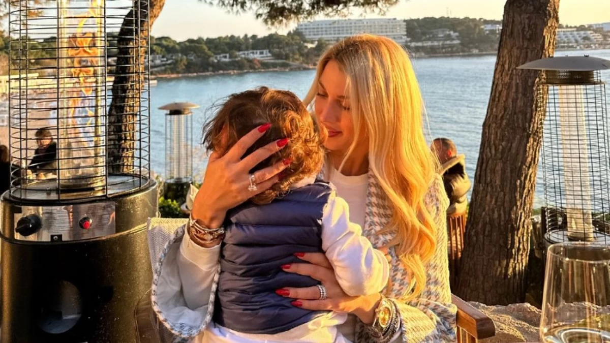 Κωνσταντίνα Σπυροπούλου: Με φανελάκι και παντόφλες στην παιδική χαρά με τον γιο της - Όλοι κοιτούσαν τα γυμνασμένα πόδια της