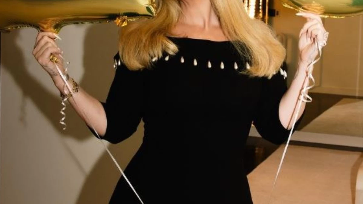 Ραφτείτε: Παντρεύεται πασίγνωστη τραγουδίστρια - Η πρόταση γάμου και το διαμαντένιο δαχτυλίδι