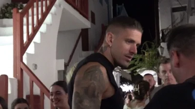 Αλέξανδρος Πασχαλάκης: Το "έλα να δεις" στα σοκάκια της Μυκόνου - Παραλήρημα στο πέρασμα του γοητευτικού τερματοφύλακα