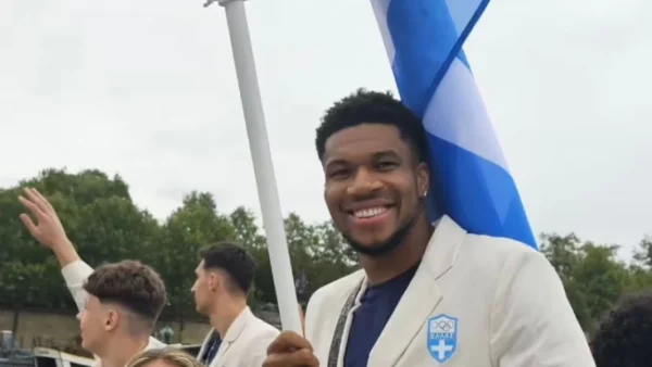 Γιάννης Αντετοκούνμπο: Η κίνηση μπροστά στην κάμερα μόλις είδε την μητέρα του στην παρέλαση των Ολυμπιακών Αγώνων 2024