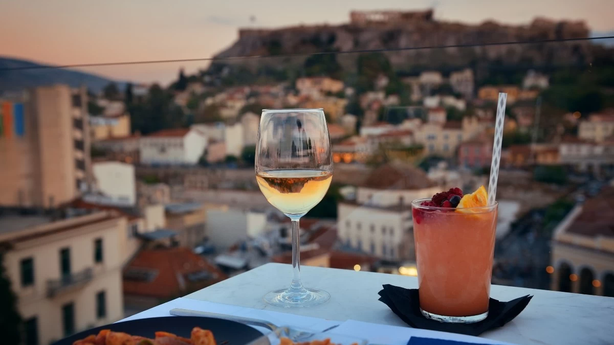 Επισκεπτόμαστε τα καλύτερα spots της πόλης, με έμπνευση από τους αγαπημένους μας celebrities