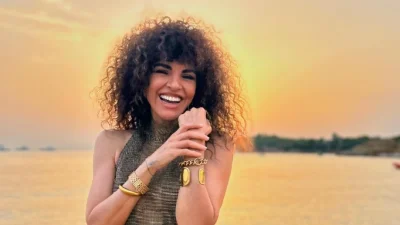 Μαρία Σολωμού: Με μικροσκοπικό μπικίνι στη Σαντορίνη - Η βουτιά στην ιδιωτική πισίνα του ξενοδοχείου που μένει (Βίντεο)