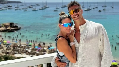 Αθηνά Οικονομάκου: Η πρώτη ανάρτηση με τον Μπρούνο Τσερέλα – Την κρατάει αγκαλιά πάνω στo σκάφος