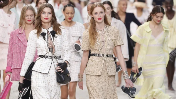 Γιατί τα μοντέλα στο σόου της Chanel κοιτούσαν τους καλεσμένους κατευθείαν στα μάτια;