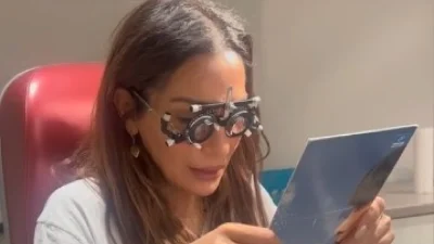 Δέσποινα Βανδή - Μετράει την πρεσβυωπία της on camera και σχολιάζει με χιούμορ: «Πήγα δυόμιση!»