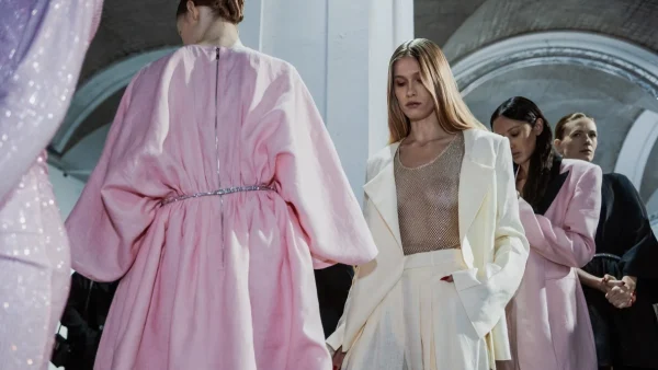 Letter dress: Έρωτας με την πρώτη ματιά - Αυτό το φόρεμα είναι που θα φοράς όλο το καλοκαίρι