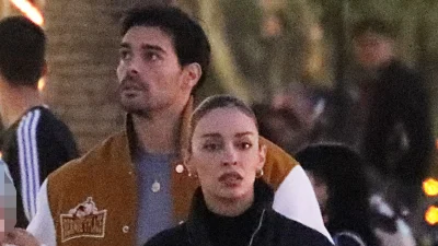 Ελένη Φουρέιρα: Παιχνίδια στη θάλασσα με τον Αλμπέρτο Μποτία και το γιο τους - Η φωτογραφία με τα μαγιό τους στην παραλία