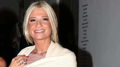 Φαίη Σκορδά: Το δωμάτιο με την ιδιωτική πισίνα και η αστακομακαρονάδα - Φωτογραφίες από τις διακοπές της στο Σούνιο