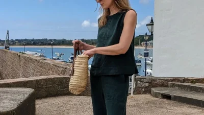 Το κόλπο μιας κομψής Γαλλίδας που έγινε viral: Κάνε την απλή ψάθινη τσάντα σου να δείχνει πολυτελής