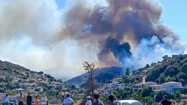 Ανεξέλεγκτη η φωτιά στην Εύβοια: Οι φλόγες πέρασαν την εθνική οδό με κατεύθυνση τον κάμπο του Δύστου - Καίει κοντά σε σπίτια