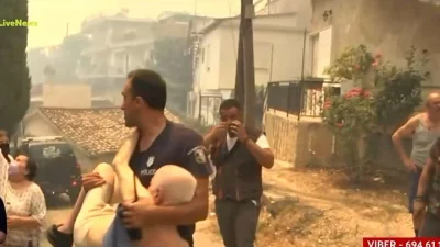 Φωτιά στην Πάτρα: «Είναι πραγματικά συγκινητικό» - Ραγίζει καρδιές η εικόνα ενός πυροσβέστη αγκαλιά με ηλικιωμένο που έσωσε από τις φλόγες