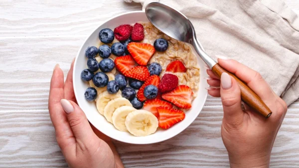 Αυτό το φρούτο περιέχει περισσότερη βιταμίνη C από τα πορτοκάλια και πιο πολύ σίδηρο από το κρέας - Οι επώνυμες το καταναλώνουν κάθε μέρα