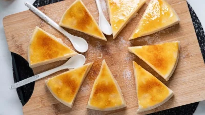 Πανεύκολο και γρήγορο γλυκό ψυγείου με καραμελωμένη ζάχαρη, γάλα και αυγά