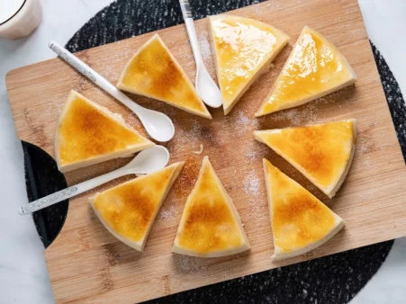 Πανεύκολο και γρήγορο γλυκό ψυγείου με καραμελωμένη ζάχαρη, γάλα και αυγά