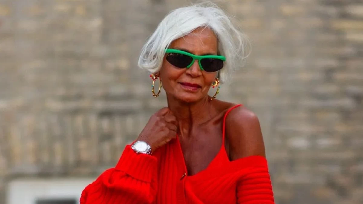 Έχεις γκρίζα μαλλιά; Αυτά είναι τα 8 χρώματα στα ρούχα που σου ταιριάζουν τέλεια