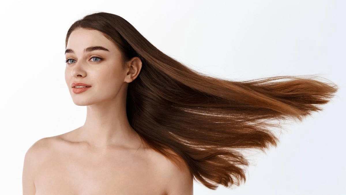 Ολόισια, μεταξένια μαλλιά με διάρκεια: Πώς να τα πετύχετε και στις διακοπές