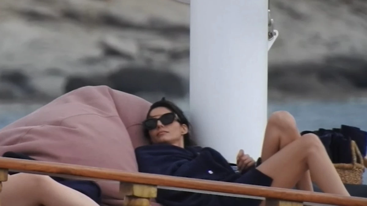 Ηλιάνα Παπαγεωργίου: Τυλιγμένη με την πετσέτα πάνω σε σκάφος στη Μύκονο - Η μίνι κρουαζιέρα χωρίς τον σύντροφό της