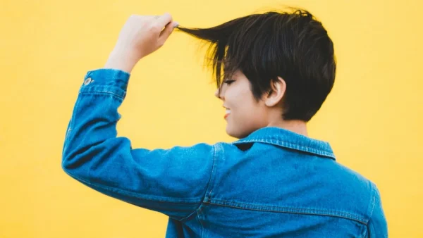 Από το κλασικό στο τολμηρό: 5 σχέδια τζιν που θα φοράμε και το φθινόπωρο