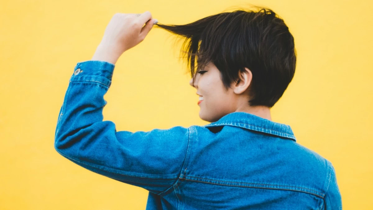 Από το κλασικό στο τολμηρό: 5 σχέδια τζιν που θα φοράμε και το φθινόπωρο