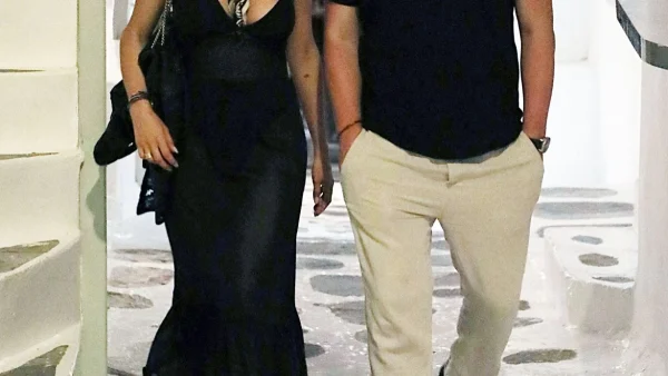 Λίγο μετά την αποκάλυψη της σχέσης τους δεν κρύβουν τον έρωτα τους - Στα σοκάκια της Μυκόνου γνωστή τραγουδίστρια με τον σύντροφό της