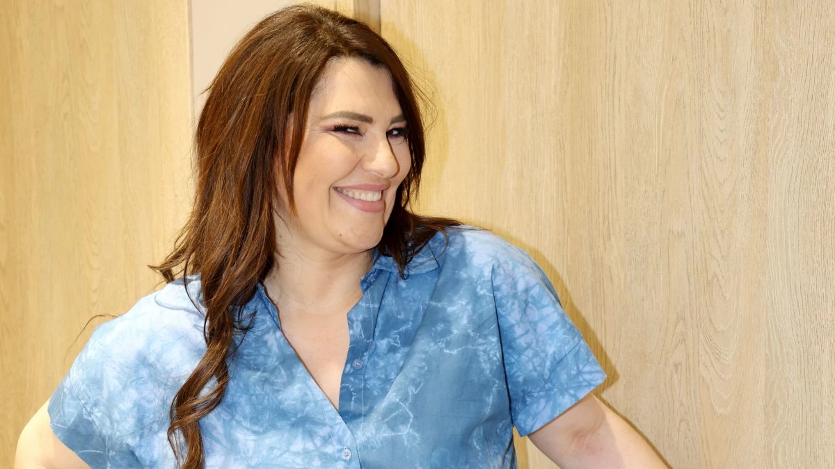 Κατερίνα Ζαρίφη: Έχασε 20 κιλά και ποζάρει με κόκκινο ολόσωμο μαγιό