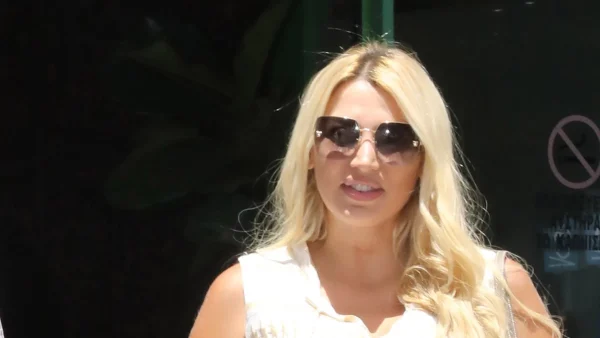 Κωνσταντίνα Σπυροπούλου: Η πρώτη φωτογραφία με μαγιό στην παραλία μετά την δεύτερη γέννα της