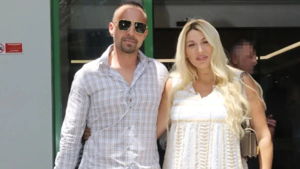 Κωνσταντίνα Σπυροπούλου: Σα να μην γέννησε ποτέ - Με μίνι πράσινο φόρεμα στην Astir Marina Βουλιαγμένης