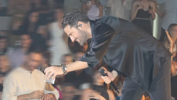 Κωνσταντίνος Αργυρός: Πήδηξε τα κάγκελα για να τον δει και τραυματίστηκε - Ρίγη συγκίνησης με την κίνησή του όταν έμαθε τι συνέβη στη συναυλία του