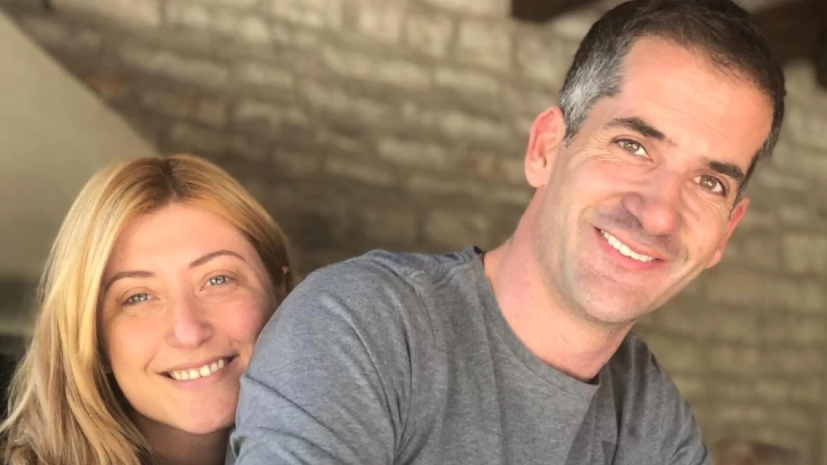 Επέτειος γάμου για τον Κώστα Μπακογιάννη και τη Σία Κοσιώνη - Εκείνη ηλιοκαμένη κι εκείνος με λινό πουκάμισο στο πλευρό της