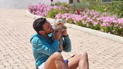 Κώστας Τσουρός: Μονοκατοικία με πισίνα που έχει θέα τη θάλασσα - Φωτογραφίες από το εξοχικό του στην Σκιάθο