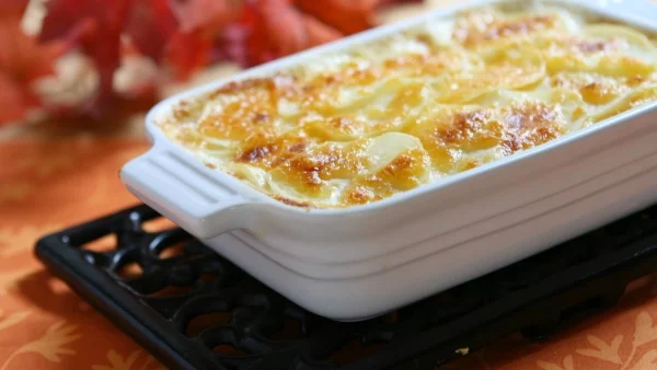 Κοτόπουλο ογκρατέν με πατάτες και γραβιέρα - Προσοχή στο ψήσιμο στο φούρνο για να μην βγει ωμό