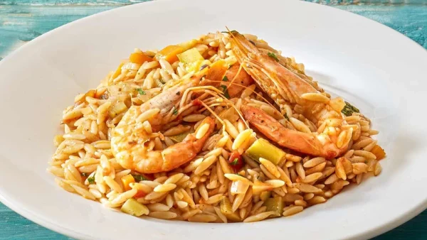 Για εκείνους που δεν μπορούν τα βαριά φαγητά: Κριθαρότο με γαρίδες - Τι να κάνετε για να μην ξεραθεί γρήγορα