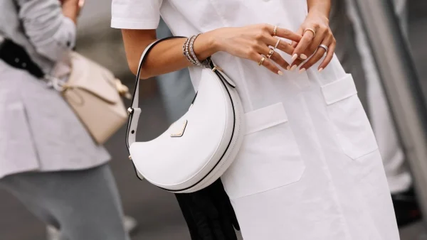 Must-have λινά: 3 κομμάτια που χρειάζεσαι το καλοκαίρι και πώς θα τα φορέσεις