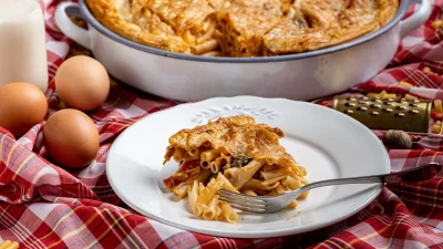 Μακαρονόπιτα με μπεσαμέλ & κιμά - Πώς θα πετύχετε την τέλεια τραγανή υφή