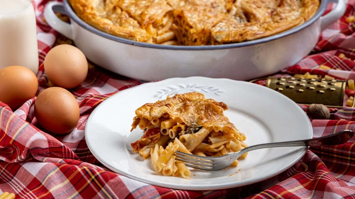 Μακαρονόπιτα με μπεσαμέλ & κιμά - Πώς θα πετύχετε την τέλεια τραγανή υφή