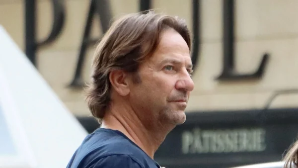 Μάτεο Παντζόπουλος: Μοναχική βόλτα στο κέντρο της Αθήνας - Δεν κατάλαβε ότι τον τραβάει η κάμερα (Φωτογραφίες)