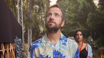 Κωστής Μαραβέγιας: Η τρυφερή στιγμή με την Τόνια Σωτηροπούλου στην Αντίπαρο - Με αέρινο φόρεμα και λουλούδια στα μαλλιά εκείνη δίπλα του