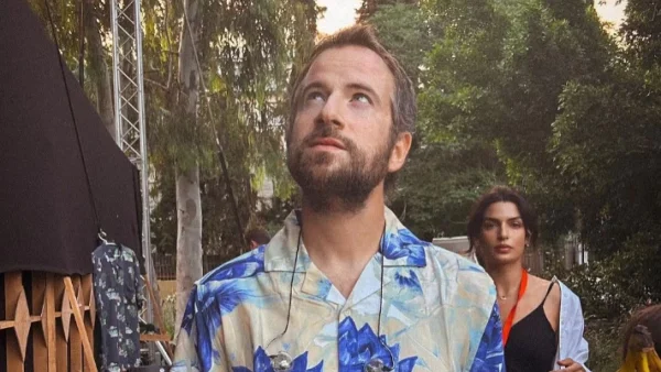 Κωστής Μαραβέγιας: Η τρυφερή στιγμή με την Τόνια Σωτηροπούλου στην Αντίπαρο - Με αέρινο φόρεμα και λουλούδια στα μαλλιά εκείνη δίπλα του