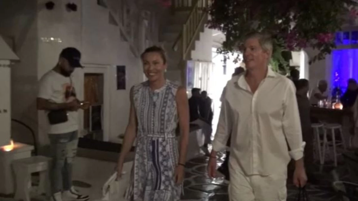 Με μίνι φόρεμα η Μαριέττα Χρουσαλά και ντυμένος στα λευκά ο Λέων Πατίτσας στην Μύκονο - Διασκέδασαν με Moet και ναργιλέ