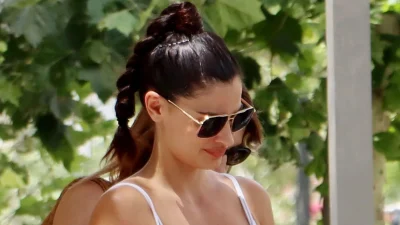 Χριστίνα Μπόμπα: Μόνη της δρόμους της Αθήνας με μίνι φούστα - Με άκρως καλοκαιρινή διάθεση