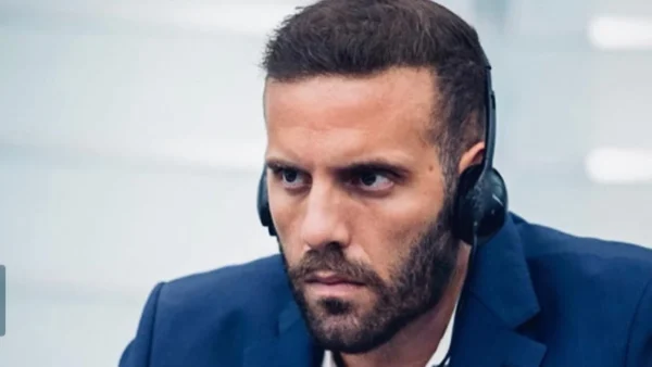 Ξυπόλυτος με τα πόδια πάνω στο γραφείο ο Νίκος Παππάς: «Καράβλαχος μέχρι το μεδούλι» - Σάλος στο X/Twitter με την φωτογραφία του από το Ευρωκοινοβούλιο